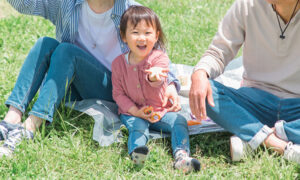 公園で遊ぶ親子イメージ